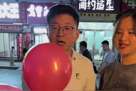 街头挑战扎气球，你们还有什么办法能串在一起#是时候展现真正的技术了 #高手在民间 #绝活必须展示一下 #这是高手 #街头挑战视频封面