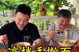 凉拌手擀面 面条最简单好吃的做法，天热不想做饭的最佳选择。#凉拌面 #手擀面 #农村美食 #抖音美好食光 #新农人计划2024视频封面