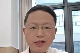 肾病服药有讲究 首先，要严格遵循医嘱。医生会根据肾病的类型、病情的严重程度以及患者个体情况来确定药物的种类、剂量和服用时间。例如，对于一些需要长期服用糖皮质激素来控制肾病综合征病情的患者，必须按照医嘱逐渐调整剂量，不能随意增减，否则可能会引起病情反复或出现严重副作用。  其次，注意服药时间。有些药物可能需要在饭前服用，以利于吸收，如某些治疗肾病的活性维生素D制剂；而有些药物对胃黏膜有刺激，最好在饭后吃，像环磷酰胺等免疫抑制剂。  再者，了解药物之间的相互作用。肾病患者可能同时服用多种药物，如降压药、利尿剂和免疫调节剂等。有些药物一起使用可能会增加或降低药效，甚至产生不良反应。例如，血管紧张素转换酶抑制剂（ACEI）和保钾利尿剂合用时，可能会使血钾升高，所以需要谨慎联用，并定期监测血钾。  另外，关注药物的副作用。比如，长期服用糖皮质激素可能导致骨质疏松、血糖升高、感染风险增加等副作用；免疫抑制剂可能会影响人体的免疫力，使患者更容易受到感染，所以患者在服药期间要留意自身身体状况的变化，及时向医生反馈。 #肾病 #药物 #硬核健康科普行动 #吸附剂 #降糖药