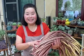 朋友们，这个你们喜欢吃吗？很多人都不知道可以吃，今天分享芋头花的两种做法给大家看看