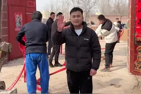 今天是个好日子，二月初六整准备拆大门，团队的小伙伴都去医院看望龙弟了，由于家里太忙我脱不开身，等我忙完这两天，赶紧去医院照顾龙弟去#今天是个好日子 #装修 #整体装修视频封面