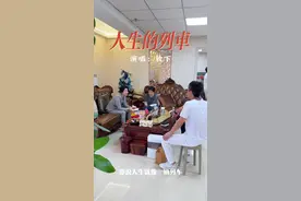 有很多人问我，你为什么那么拼，因为我没有任何资格去享受，现在年龄正是拼搏的时代，我就是一位农村女孩是因为我找对了平台，而不是我多么能，16岁半踏入城市的这趟列车，背着方便袋子，到吉林通化，初期给饭店做服务员刷碗，月薪360元，后来又到修正，从生产工人，药店营业员，县总，地总，省总到全国常务副总，如今是健康集团营销老总，30年的修正路，34年的人生历程让我懂得了“珍惜，”所以我懂得了只有坚持的奋斗，才有幸福的生活，人生最靠谱的只有“自己”。我没有资格去参入任何人的事非，因为我输不起。因为我还需修正自己，在修正中成长，在成长中修正！画面的小姑娘就是我的真实写照。#人生不容易只有靠自己才能得到你想要的东西
