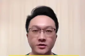 髌骨软化！怎么办？ “久坐党、爬山党、高跟鞋党！你们有没有早上起床腿发僵，上下楼梯膝盖‘咔嚓’响？ 蹲下站起像针扎？你以为这是‘风湿’？错！很可能是膝盖下面的软骨磨坏了，这叫髌骨软化症！三个动作教你自测与自救！#抖出健康知识宝藏 #开工去班味健康指南 #髌骨软化 #保膝视频封面