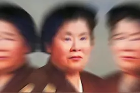 何子友（1913年1月-2016年2月22日），出生在四川阆中市清泉乡一个贫困的家庭，因为家中子女众多，父母收入微薄，实在无力养活一大家子人，  于是在何子友十岁那年就把她送到了一个拳馆里工作，收入微薄但也足以果腹。  正是在这个拳馆中，隐藏着一位高人，他见何子友骨骼清奇，于是让她跟着自己学习武术。  何子友跟着他学习了一段时间，虽然十分艰苦，但她也坚持了下来，十几岁的何子友就这么成为了武当派太和门的第十二代传人。  后来，战争爆发，她所学终于派上用场，参加革命队伍，在战场上奋勇杀敌，她喜爱手握两把枪左右开弓，把敌人打得招架不住。  她的事迹在民间传播开来，人们都称她为“双枪何姑娘”。  自称会十九般武艺的许世友将军，听说妇女独立团的何子友一掌拍死敌人战马后，想要见识一下这位女中豪杰的本领。  二人都是直来直去的人，以武会友点到为止，两人切磋数十回合后，许世友将军，甘拜下风，真是不打不相识，两人从此成了莫逆之交。  其本人特别喜欢喝酒，许将军曾经说过，喝酒最佩服两人，其中一个就是何子友，从没有看见她喝醉过，简直就是千杯不醉。  新中国成立后，她也未曾清闲下来，当时上海的几座工厂都有她的身影，可以说正是因为她初期的努力，才有了上海当时的经济基础。  这样一位女英雄为国家奉献了一生，直到她103岁去世   她的丈夫是周子昆将军，可惜被叛徒出卖，英年早逝。他们一生养育了2个孩子，分别是一儿一女。  受家庭环境与父母思想的影响，两个子女纷纷加入了人民解放军，儿子现在是正团级干部，女儿周民原则是正师级干部，既有一身武学正气。