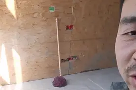 千万不要羡慕我们一些贴砖工，现在都是全房通铺了，以客厅排版贴砖之间，客厅材料和砖都挪过了几遍，干这个行业，那个不是腰疼腿疼，一身职业病，看是价格比以前高一点，干活比以前慢多了……#瓦工贴砖 #工地实话实说视频封面