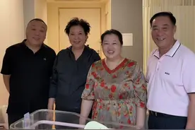 关于宝宝是不是双眼皮🤣 #新生儿 #基因真的好神奇 #公公婆婆 #婆媳视频封面