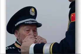 一颗警心三代传承，九十岁老人穿上警礼服圆梦祖孙三代同框，致敬！#人民警察 #祖国 #传承视频封面