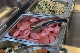 曾经那么要强的哥哥，每个人都会有坐轮椅的一天，谁也别笑的太早，哥哥如今脾气不好，他拴住了舌头腿胳膊他也会不停的流口水，吃饭也会有点比平常人吃力，可那又怎样呢今天带哥哥吃饭他吃饭不停的流口水我就在那不停的擦，很多人朝我投来了异样的有色眼镜，他也许在别人面前很狼狈，在我这我在意的是我哥吃好喝好睡好就好，他会跟我发脾气就像我小时候对他发脾气一样，也许是真的长大了我越来越发现哥哥的背影很像爸爸，也许这辈子来到这个家能成为他的妹妹就是上天安排好的，哥哥养我小我给他养老，因为他就算成了植物人我只知道他是我哥哥别人离开他我不会。#记录生活点滴 #身体健康比什么都重要