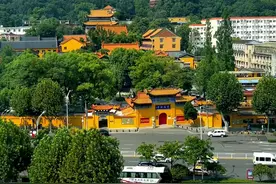 秋天来武汉 一定要去趟宝通寺 据说这里是武汉求姻缘特灵的地方，也是分手最多的地方，没对象的话就来这里吧！#武汉美好推荐官 #武汉旅游攻略 #武汉浪漫打卡地