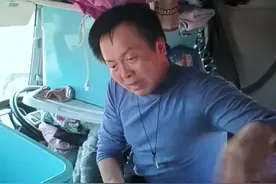 平凡的卡车司机大哥，照顾偏瘫的妻子四年，开车运输也不忘悉心照料。然而妻子旧病复发离世，大哥在收拾遗物时，哭得像个泪人。 #令人心碎的瞬间 #歌曲搀扶视频封面
