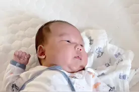 听老一辈人说，小孩老是闹，经常睡不香，拿鸡蛋滚一下肚子，蛋黄就会起一颗一颗的东西，刚开始自己不相信，今晚上试了一下还真是，不哭不闹睡的也香了#宝宝胀气 #新生儿 #二月闹