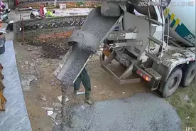 农村自建房混凝土浇筑地面，混凝土搅拌车高效省时省力就是快。视频封面