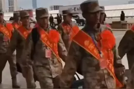 “排雷英雄”杜富国车站偶遇新兵，这就是榜样的力量，这就是最好的偶遇。#秦小评 #青春建功三个年 #陕耀青力量视频封面