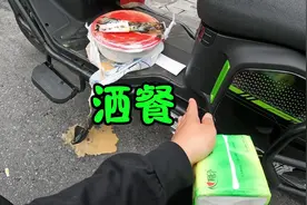 外卖小哥洒餐了如何应对顾客#外卖小哥 #黑骑士更专业的外卖车