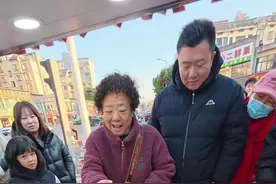 90后小伙在县城摆摊卖卤菜的第516天，每天出摊就爆满招待不周大家见谅#胡师傅大锅卤菜 #摆摊日记 #沉浸式 #内容启发搜索