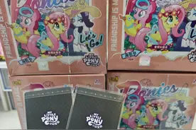 运气太好了，买了五盒小马宝莉趣影5弹，出了两张黑背太欧了 #小马宝莉卡片#小马宝莉#小马宝莉趣影5#趣影包#拆卡