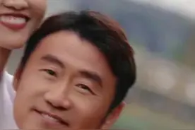老照片（7324）: 网球名将李娜和丈夫姜山留影。 视频封面