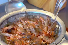 白灼小河虾其实根本不用放入水里煮，用开水冲烫出来的小河虾更加鲜美细嫩，不信你就试试吧～#白灼虾 #河虾的做法 #小河虾家常做法 #跟着抖音学做菜视频封面