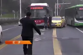 #宏琪说交通 #实线变道 3条违法行为，随便1条都是出租车责任，更何况3条全都包含，出租车全责没有任何争议#变道让直行 #交通事故现场 #交通法规宣传