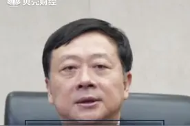 【李高：#我国可再生能源投资连续多年居世界第一 】 7月17日，在#2023新京报贝壳财经夏季峰会   “ESG引领绿色时代 共赴可持续未来”主题论坛上，生态环境部应对气候变化司司长李高表示：“十八大以来的十年，我国以年均3%的能源消费增速支撑了年均6.6%的经济增长，水电、风电、光伏发电和生物质发电装机规模均居世界第一，可再生能源投资连续多年居世界第一，新能源汽车产销量居世界第一，保有量达1310万辆，占全球一半以上。”视频封面