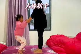 孩子不配合，总喜欢看手机，适合在床上的亲子游戏，孩子太爱了