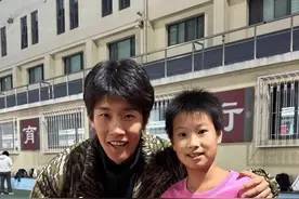 穿大绝影跑人生第一个10公里，看看小孩哥咋做的！#800米体测必备跑鞋你有了吗 #晒出我的人生跑鞋视频封面