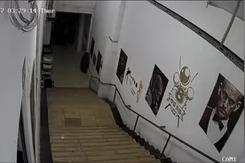 谁家的孩子？有父母认领吗？这3个小孩子～ 有人认识吗视频封面