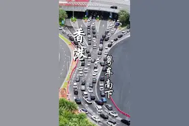 “粤车南下”的政策已于7月2日正式公布，计划在11月启动，届时符合条件的广东单牌私家车可经港珠澳大桥前往香港。初期每日配额100辆车，车辆不仅能使用港珠澳大桥香港口岸的1800个车位预约停车，还能驶入香港市区，每趟预计可留港3日 。#粤车南下#香港视频封面