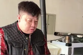 #杜派油边 #杜派油边油边之王 为你提供一些带图的烧烤金句，你可以把文案和烧烤美食的图片搭配，发布在社交媒体上：  1. 朋友圈文案：生活除了诗和远方，还有烧烤和啤酒。撸串人的快乐就是这么简单，人字拖一穿，小单车一停，快乐即刻流行！[附上烧烤店内热闹场景或自己享受烧烤的照片]  2. 小红书文案：🔥烧烤一开，快乐自来|今日份的快乐是烧烤给的！滋滋冒油的肉串，香气四溢，每一口都是对味蕾的极致诱惑。这才是生活该有的烟火气呀~[插入一盘摆满各种烤串的精美图片] #烧烤 #美食分享 #人间烟火气  没有什么事儿是一顿烧烤不能解决的，如果有，那就两顿！今天这顿烧烤，成功治愈了我一周的疲惫😎