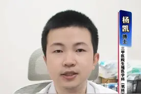 尿液泡沫久不散，身体到底咋了？ 说一个99%的人都不知道的冷知识！你留意过自己的尿液吗？要是发现尿液里泡沫超多，还半天不消散，这很可能是身体在“求救”！我之前接诊过一位患者，他特别焦虑，说每次上厕所，尿液里全是密密麻麻的泡沫，咋等都不消失，心里怕极了。其实，尿液泡沫多且不散，原因分生理性和病理性两种。生理性的很常见，要是你最近狂吃高蛋白食物，像顿顿牛排、大虾，身体“消化不过来”，就可能这样。别慌，调整饮食、多喝水，泡沫可能就没了。但要是病理性的，就麻烦了。比如尿路感染，细菌在尿道“捣乱”，会让尿液泡沫增多。之前有个年轻人，因不注意卫生感染病菌，尿液泡沫多得离谱。到医院检查后，用抗生素抗炎治疗才好。还有肾脏疾病，一旦肾功能出问题，尿液泡沫可能一直存在。所以，大家发现尿液泡沫多且不散，千万别瞎琢磨、别拖延，赶紧去医院让医生检查，这样才安心 #医学知识科普 #男性健康 #健康检查 #涨知识