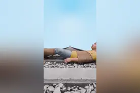 被绑在轨道上该如何自救？ #知识科普视频封面