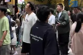 近日，浙江杭州，灵隐寺门口小卖部租金高达5年1300万，仅8.5平米，一天租金就7000多元，商家经过103轮竞拍才租到！景区回应：系公开招标，年税收要求60万，拍卖平台显示起始价为111.8万元，经过88次延时，最终成交价为260.3万元。#灵隐寺 #小卖部 #景区物价视频封面