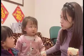 #我要上热门 月入4万的90后沪漂夫妻，带着60岁婆婆两个年幼的女儿，在上海过着简单而又温馨的生活。幸福有不同的定义，生活是自己的，只要自己觉得幸福就可以。#记录真实生活 #日常vlog #我的生活日记 #内容启发搜索 @DOU+小助手 @DOU+上热门视频封面