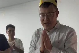 生日快乐哦 真是太感谢这帮孩子了，开完组会已经九点了，没想到他们给了我这么大一个惊喜！#生日快乐视频封面