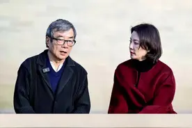宋朝是审美的时代。北宋有两股相反潮流，一是当时的哲学——二程理学，对人性是一种压制；另一是当时流行的俗文学——宋词，是对人性压制的一种对抗。晋祠圣母殿的侍女群像是伟大的艺术作品，产生于当时俗文学的氛围。#晋祠 #宋式美学 #芳菲的文明之旅视频封面