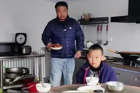 老人不是累赘，俗话说得好：家有一老，如有一宝#懂事的孩子#百善孝为先 #善待老人就是善待明天的自己视频封面