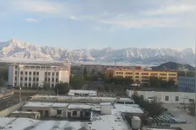 青海全境下大雪，10月13日德马高速全线开通。
