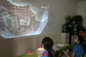 为了七单元的习作，晚饭后孩子们一起观看央视频《中国微名片视频封面