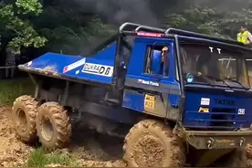 太脱拉拥有风冷式发动机、脊管断开式车桥的特点被称为越野之王，看它是如何自行脱困的？#卡车第一视角 #这车技没谁了 #专业动作请勿模仿 #这是什么车 #安全拍摄路段请勿模仿