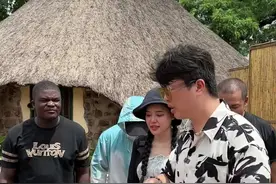 今天来看望非洲某部落酋长，到酋长家做客，没想到酋长包了游轮为我们享用太好了😀