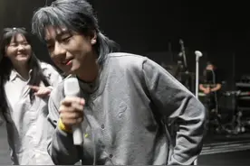 被架着来了一段新歌，大家也别白看，看完留下点赞，哈哈#海来阿木即兴新歌 #气场全开 #现场版live