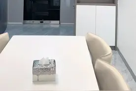 跟着抖音学装修，橱柜上浅下深搭配真的好好看！高级感满满！再配上玻璃调味柜实用还美观！#厨房装修 #厨房颜色搭配 #厨房柜门颜色效果图 #装修分享视频封面