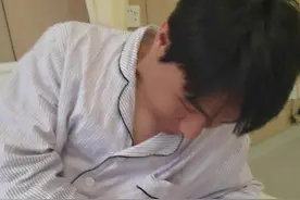 #早日康复 苏打粉们你们要的@苏牙子 的近况来咯！恢复的很好，可以适量看手机，大家可以放心，看手机是医生交代的测眼睛的聚焦和锻炼！视频封面