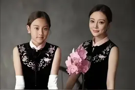 贾乃亮李小璐女儿甜馨自曝在学校被孤立，引发热议：光环下的孩子真的快乐吗？#贾乃亮 #甜馨 #李小璐#娱乐视频封面