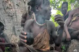 快来吃嘟嘟做的午饭#哈扎比部落 #非洲生活 #原始部落 #野外生存 #纪录片视频封面