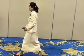 #宗馥莉持有2020年宗庆后签署的遗嘱，明确“境外资产由独女继承”，但遗嘱未公证且见证人为娃哈哈高管，可能存在程序漏洞。 信托真实性:原告主张2003年宗庆后曾设立21亿美元信托(每人7亿美元)，但信托未足额注资且缺乏书面契约;杭州法院已驳回原告资产冻结申请，香港法院将于8月开庭审理信托效力。