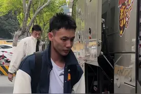 广东宏远男篮一大早出发上海客场季后赛好好加油！ 广东宏远男篮一大早出发客场徐杰 朱芳雨 杜润旺 张浩嘉 张文逸  任俊飞  徐昕 胡明轩 王少杰 黄荣奇 贝兹利 伯克 吉伦沃特 莫兰德 好好加油！#广东宏远男篮出发上海客场 #广东宏远男篮出发客队 #广东宏远男篮季后赛 #广东宏远俱乐部 #广东宏远男篮VS上海男篮视频封面