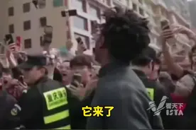 美国网红 “甲亢哥”被重庆“8D”建筑震惊，坐地铁惊出表情包：地铁开进楼里，怎么做到的视频封面