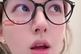 8月11日，赵露思在直播中说“所有的热搜都是人为的，背后都有人操控”，并呼吁粉丝“不要去看，不要理他们，让他们自己嗨去”。