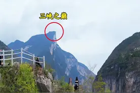 瞿（qú）塘关，又名夔（kuí）门，位于重庆市奉节县瞿塘峡夔门山麓，是古代东入蜀道的重要关隘，自秦汉以来都是兵家必争之地。两岸高山凌江夹峙，是长江从四川盆地进入三峡的西大门。因水势波涛汹涌，呼啸奔腾，令人心悸，素有“夔门天下雄”之称。#旅行推荐官 #宣传家乡旅游文化 #重庆奉节 #夔门 #瞿塘峡视频封面